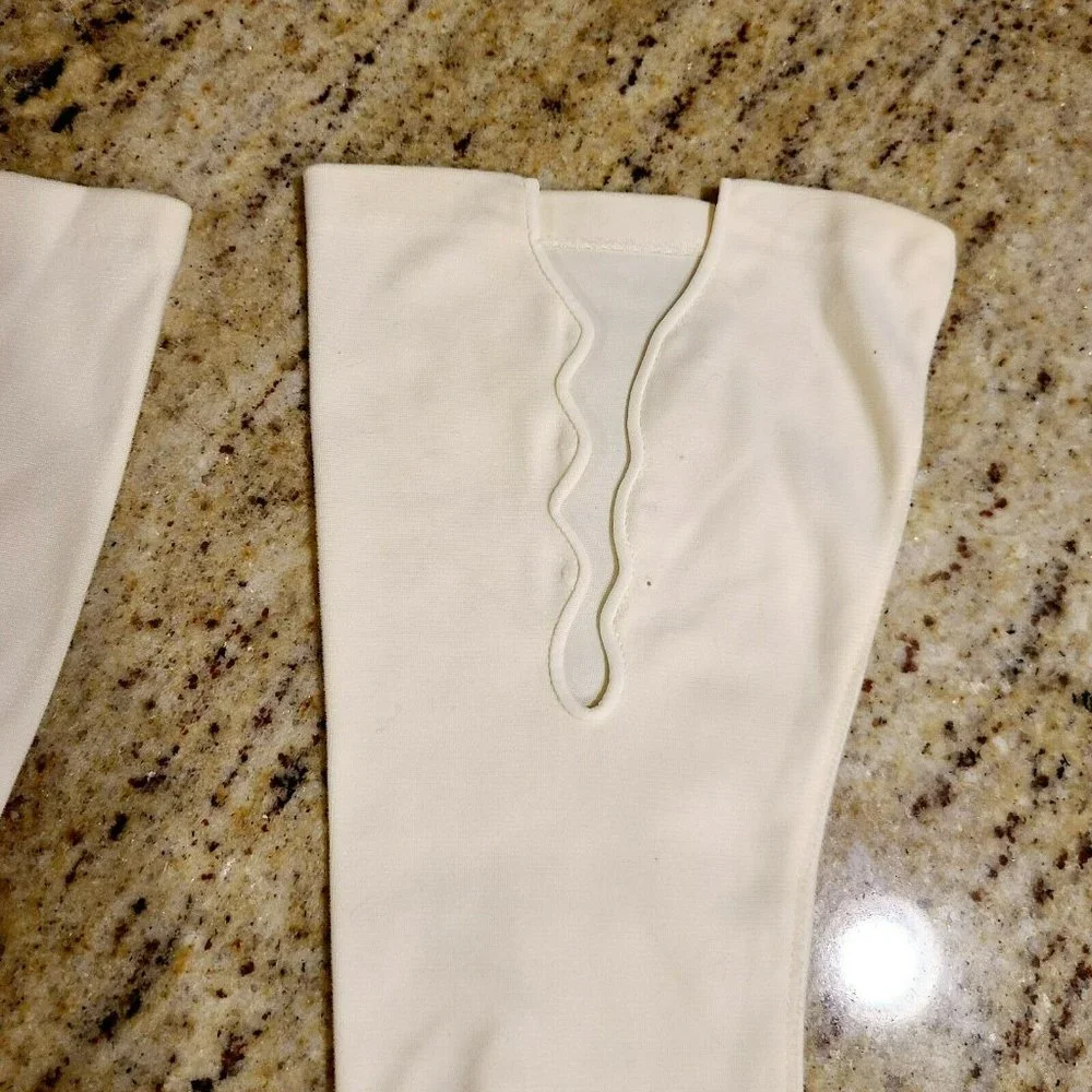 Vintage Women's Off White Formal Gloves. Nylon? Scallop Wrist 13.5